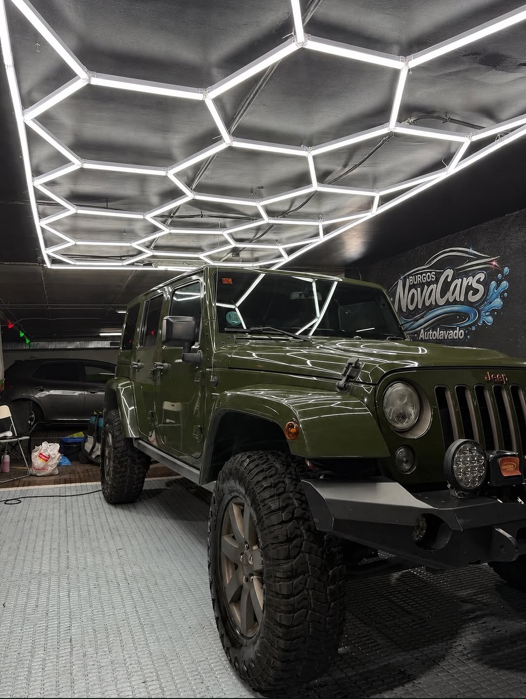 Jeep Wrangler bajo la iluminación del taller